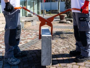 Ein Bauarbeiter arbeitet mit Werkzeugen von Ambros-Technik.