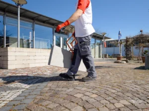 Ein Bauarbeiter arbeitet mit Werkzeugen von Ambros-Technik.