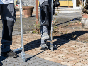 Zwei Bauarbeiter arbeiten mit Werkzeugen von Ambros-Technik.