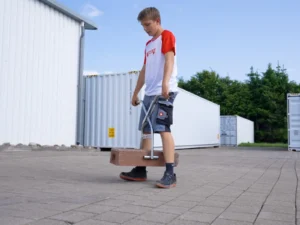 Ein Bauarbeiter arbeitet mit Werkzeugen von Ambros-Technik.