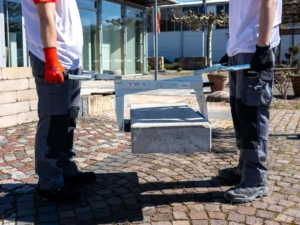 Zwei Bauarbeiter arbeiten mit Werkzeugen von Ambros-Technik.