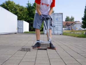 Ein Bauarbeiter arbeitet mit Werkzeugen von Ambros-Technik.