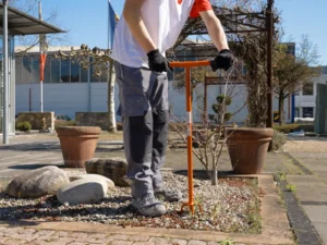 Ein Bauarbeiter arbeitet mit Werkzeugen von Ambros-Technik.