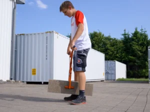 Ein Bauarbeiter arbeitet mit Werkzeugen von Ambros-Technik.