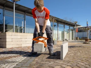 Ein Bauarbeiter arbeitet mit Werkzeugen von Ambros-Technik.